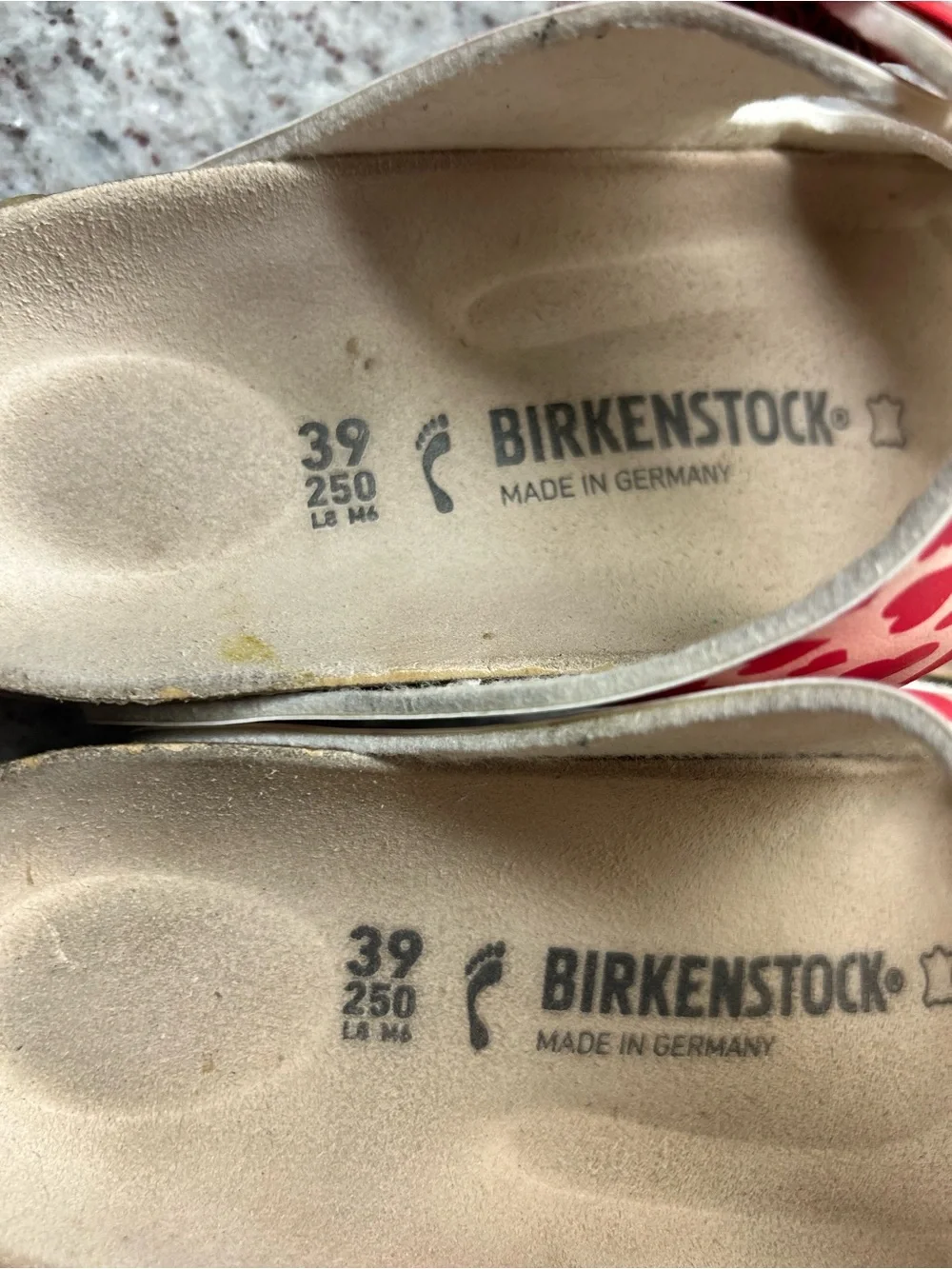 Birkenstock Arizona Women’s Cream Sandals with Red Heart Print size 8(39)